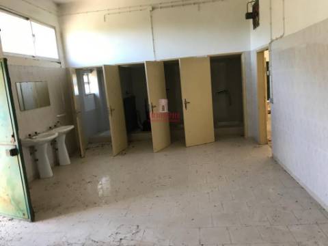 Armazém Industrial c/ 2.100m2 de Terreno, Mendiga, Porto de Mós