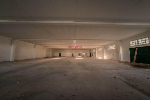 Armazém Industrial c/ 2.100m2 de Terreno, Mendiga, Porto de Mós