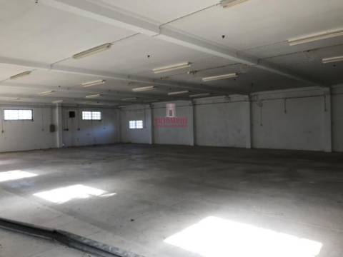Armazém Industrial c/ 2.100m2 de Terreno, Mendiga, Porto de Mós