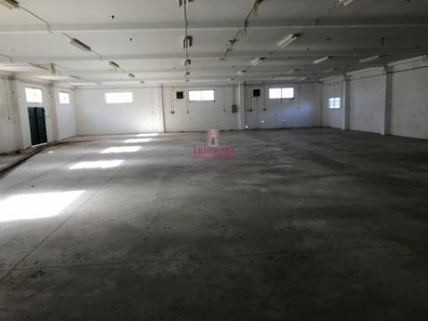 Armazém Industrial c/ 2.100m2 de Terreno, Mendiga, Porto de Mós