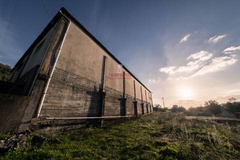 Armazém Industrial c/ 2.100m2 de Terreno, Mendiga, Porto de Mós