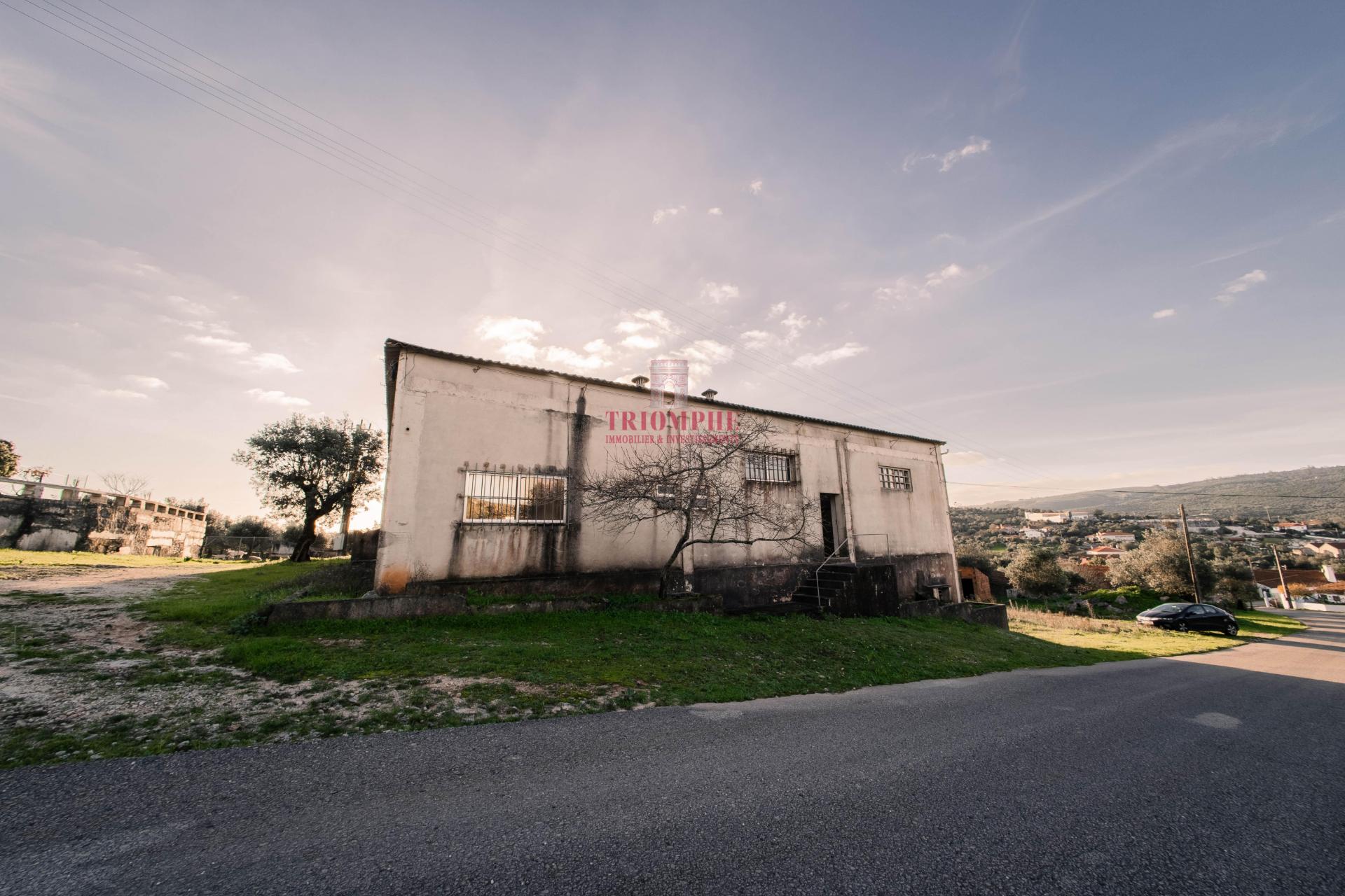 Armazém Industrial c/ 2.100m2 de Terreno, Mendiga, Porto de Mós