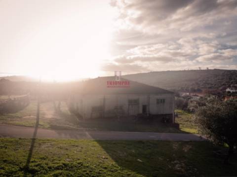 Armazém Industrial c/ 2.100m2 de Terreno, Mendiga, Porto de Mós