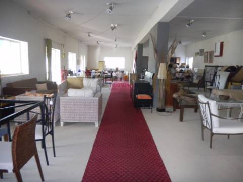 Armazém Comercial c/ Terreno de 4.920m2, Batalha