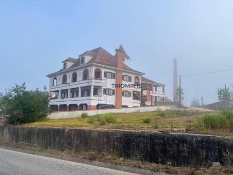 Palacete histórico e 3 moradias independentes, Colmeias Leiria