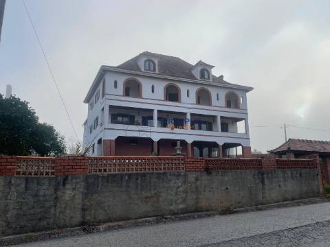 Palacete histórico e 3 moradias independentes, Colmeias Leiria