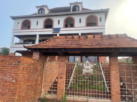 Palacete histórico e 3 moradias independentes, Colmeias Leiria