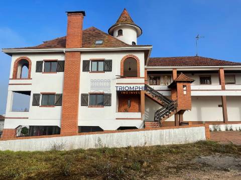Palacete histórico e 3 moradias independentes, Colmeias Leiria