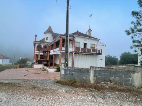 Palacete histórico e 3 moradias independentes, Colmeias Leiria