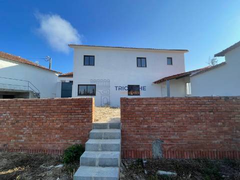 Palacete histórico e 3 moradias independentes, Colmeias Leiria