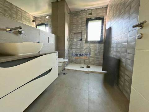 Moradia T4 Arquitetura Moderna Abóboda – Conforto, Estilo e Sustentabilidade