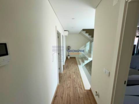 Moradia T4 Arquitetura Moderna Abóboda – Conforto, Estilo e Sustentabilidade