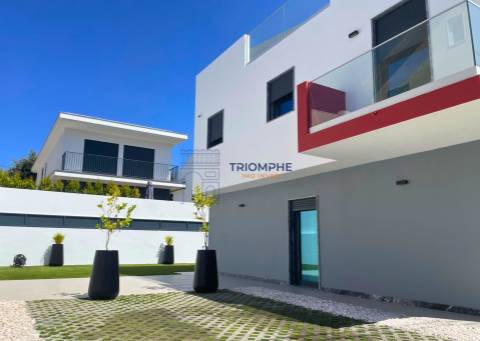 Moradia T4 Arquitetura Moderna Abóboda – Conforto, Estilo e Sustentabilidade