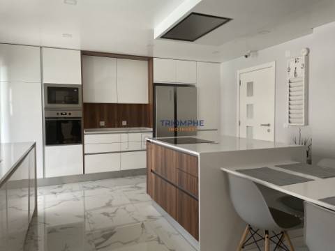 Moradia T4 Arquitetura Moderna Abóboda – Conforto, Estilo e Sustentabilidade