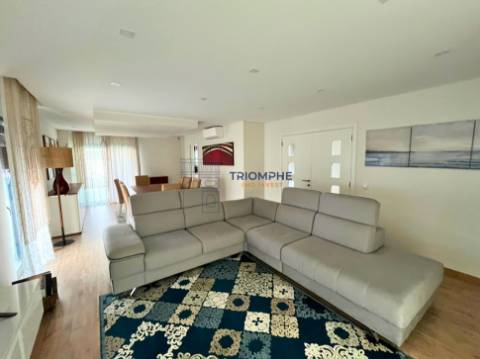 Moradia T4 Arquitetura Moderna Abóboda – Conforto, Estilo e Sustentabilidade