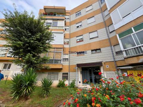 Apartamento T4 remodelado com duas casas de banho e varanda | Póvoa de Santo Adrião