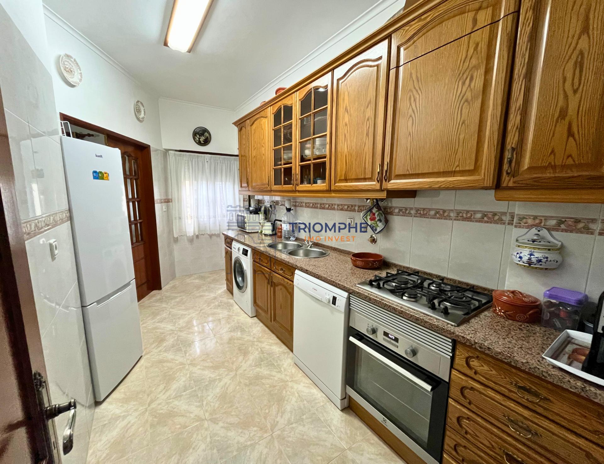 Apartamento T4 remodelado com duas casas de banho e varanda | Póvoa de Santo Adrião