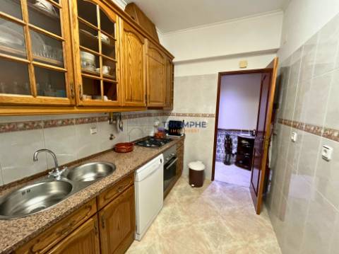 Apartamento T4 remodelado com duas casas de banho e varanda | Póvoa de Santo Adrião