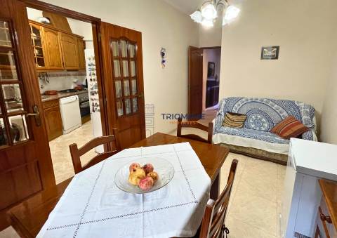 Apartamento T4 remodelado com duas casas de banho e varanda | Póvoa de Santo Adrião