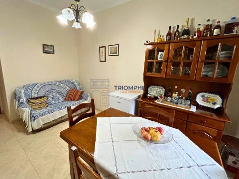 Apartamento T4 remodelado com duas casas de banho e varanda | Póvoa de Santo Adrião