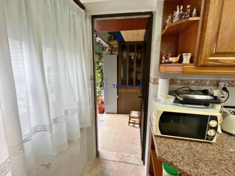 Apartamento T4 remodelado com duas casas de banho e varanda | Póvoa de Santo Adrião
