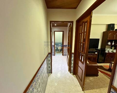 Apartamento T4 remodelado com duas casas de banho e varanda | Póvoa de Santo Adrião