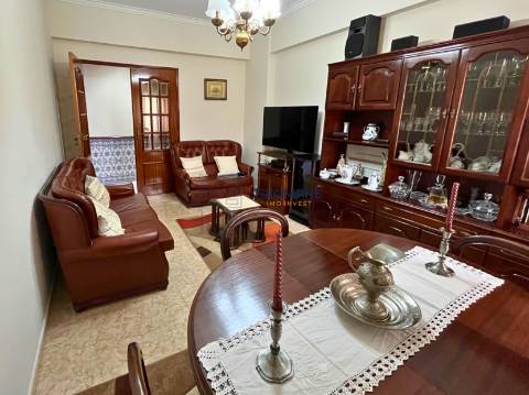 Apartamento T4 remodelado com duas casas de banho e varanda | Póvoa de Santo Adrião