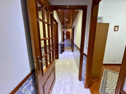 Apartamento T4 remodelado com duas casas de banho e varanda | Póvoa de Santo Adrião