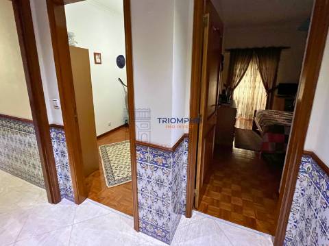 Apartamento T4 remodelado com duas casas de banho e varanda | Póvoa de Santo Adrião