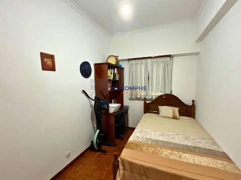 Apartamento T4 remodelado com duas casas de banho e varanda | Póvoa de Santo Adrião