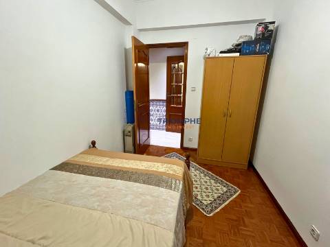 Apartamento T4 remodelado com duas casas de banho e varanda | Póvoa de Santo Adrião