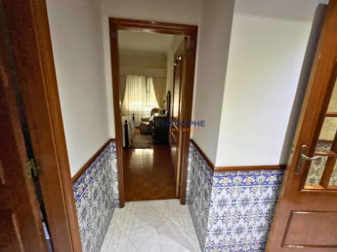 Apartamento T4 remodelado com duas casas de banho e varanda | Póvoa de Santo Adrião
