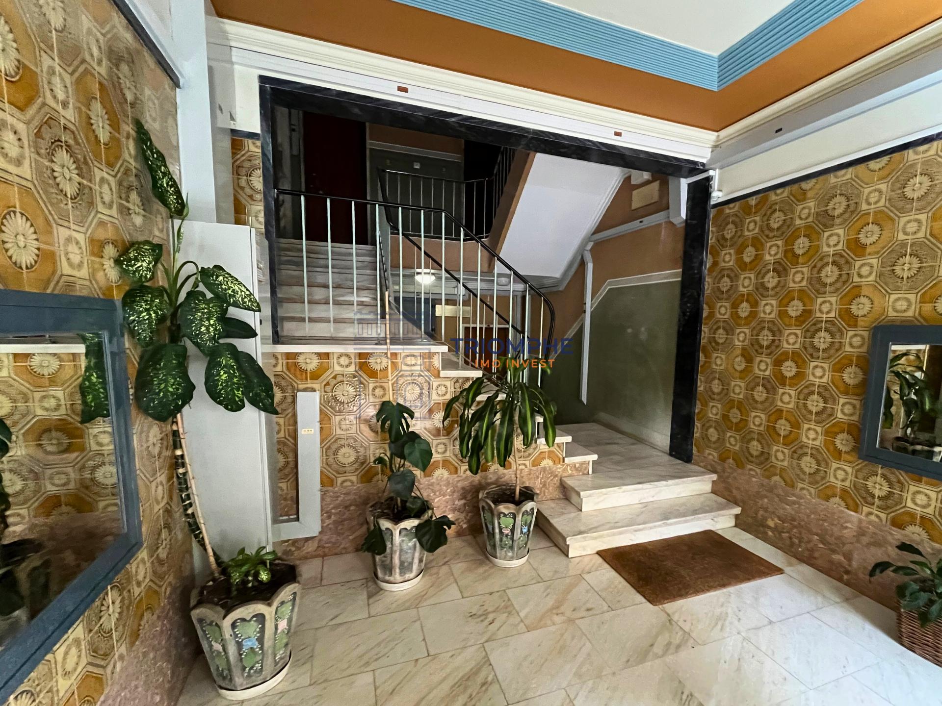 Apartamento T4 remodelado com duas casas de banho e varanda | Póvoa de Santo Adrião