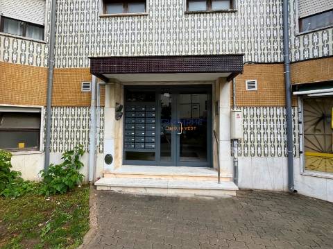 Apartamento T4 remodelado com duas casas de banho e varanda | Póvoa de Santo Adrião