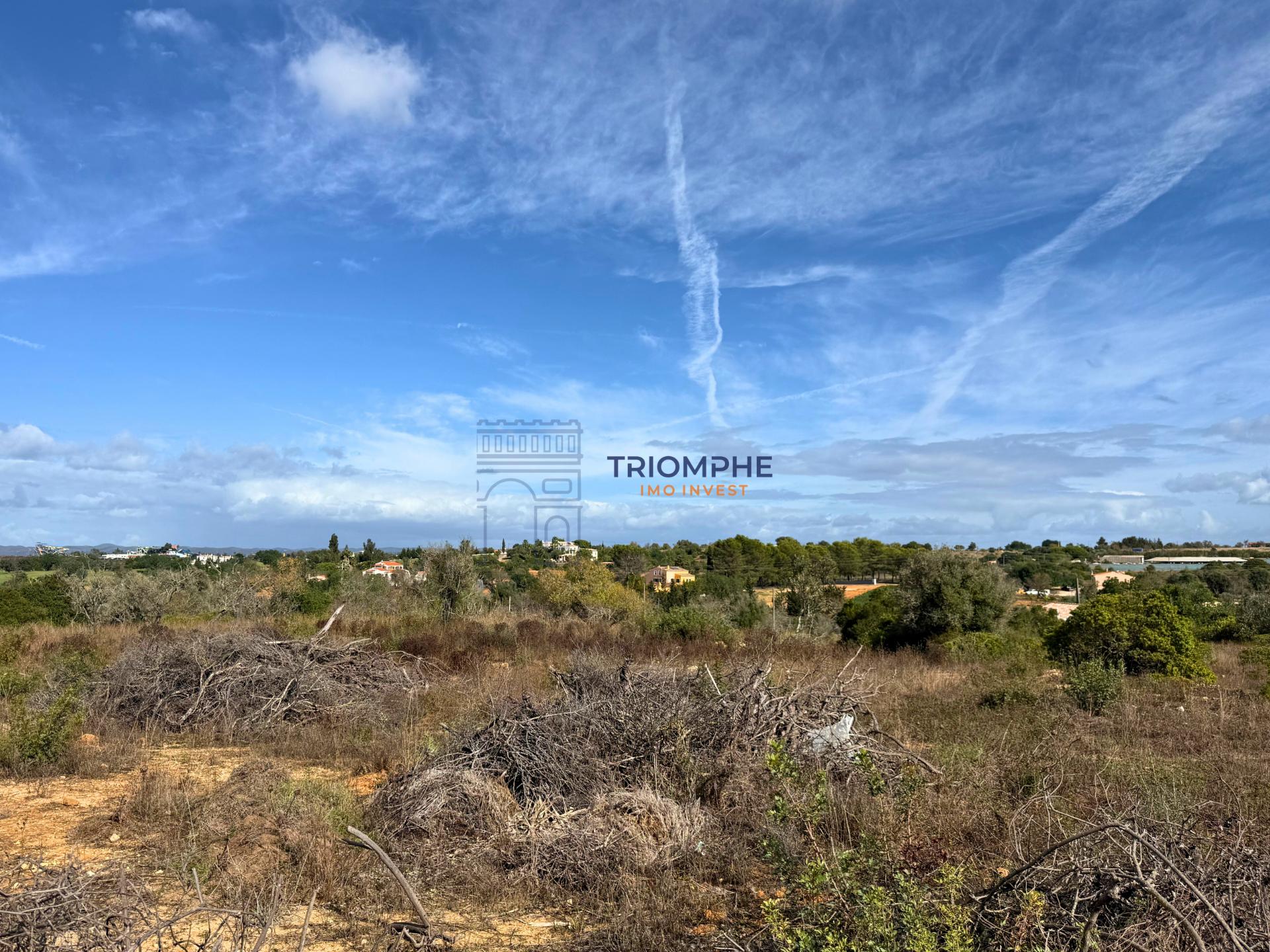 Terreno rústico de 15 000 m² em Estômbar