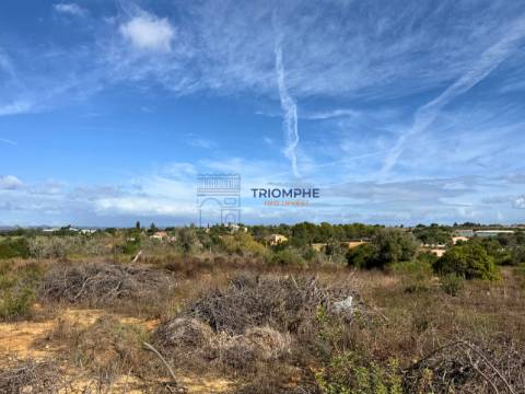 Terreno rústico de 15 000 m² em Estômbar