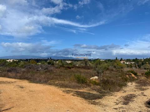 Terreno rústico de 15 000 m² em Estômbar