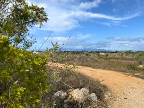 Terreno rústico de 15 000 m² em Estômbar
