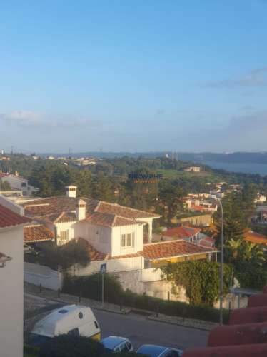 Moradia T4 em banda Vista Mar Caxias