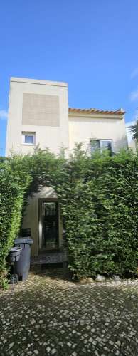 Moradia T4 em banda Vista Mar Caxias