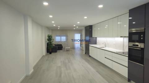 T2 renovado com terraço de 86m2 e garagem, Casal de Cambra