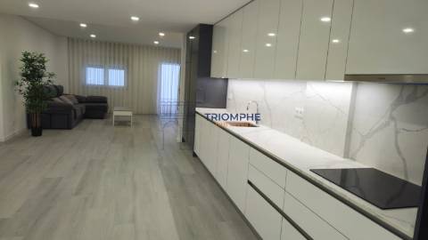 T2 renovado com terraço de 86m2 e garagem, Casal de Cambra