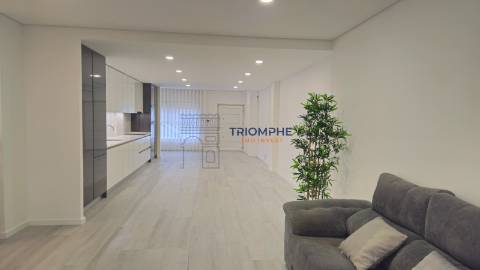 T2 renovado com terraço de 86m2 e garagem, Casal de Cambra