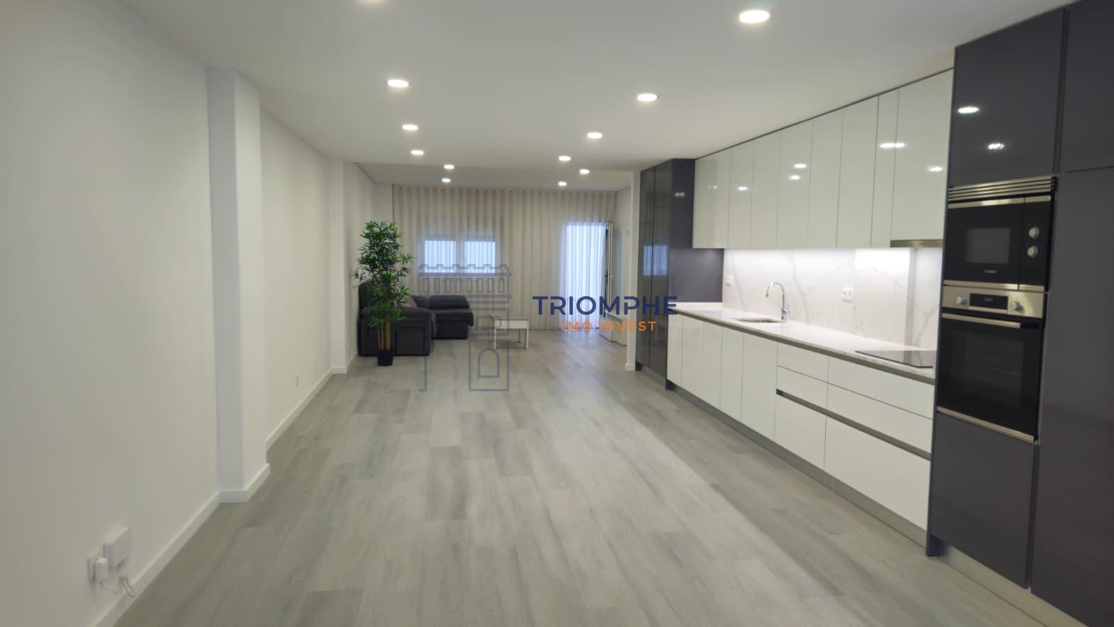 T2 renovado com terraço de 86m2 e garagem, Casal de Cambra