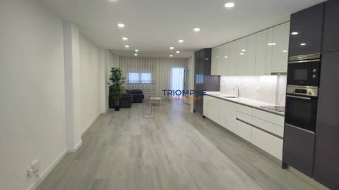 T2 renovado com terraço de 86m2 e garagem, Casal de Cambra