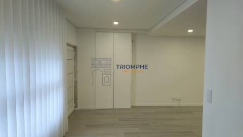 T2 renovado com terraço de 86m2 e garagem, Casal de Cambra