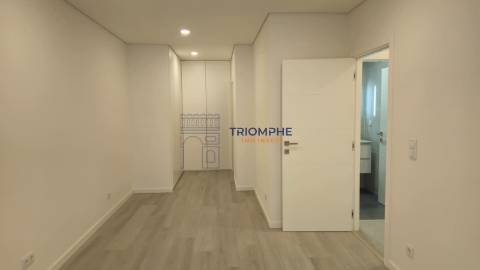 T2 renovado com terraço de 86m2 e garagem, Casal de Cambra