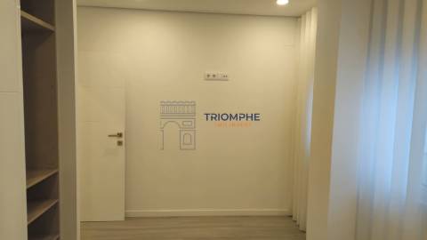 T2 renovado com terraço de 86m2 e garagem, Casal de Cambra