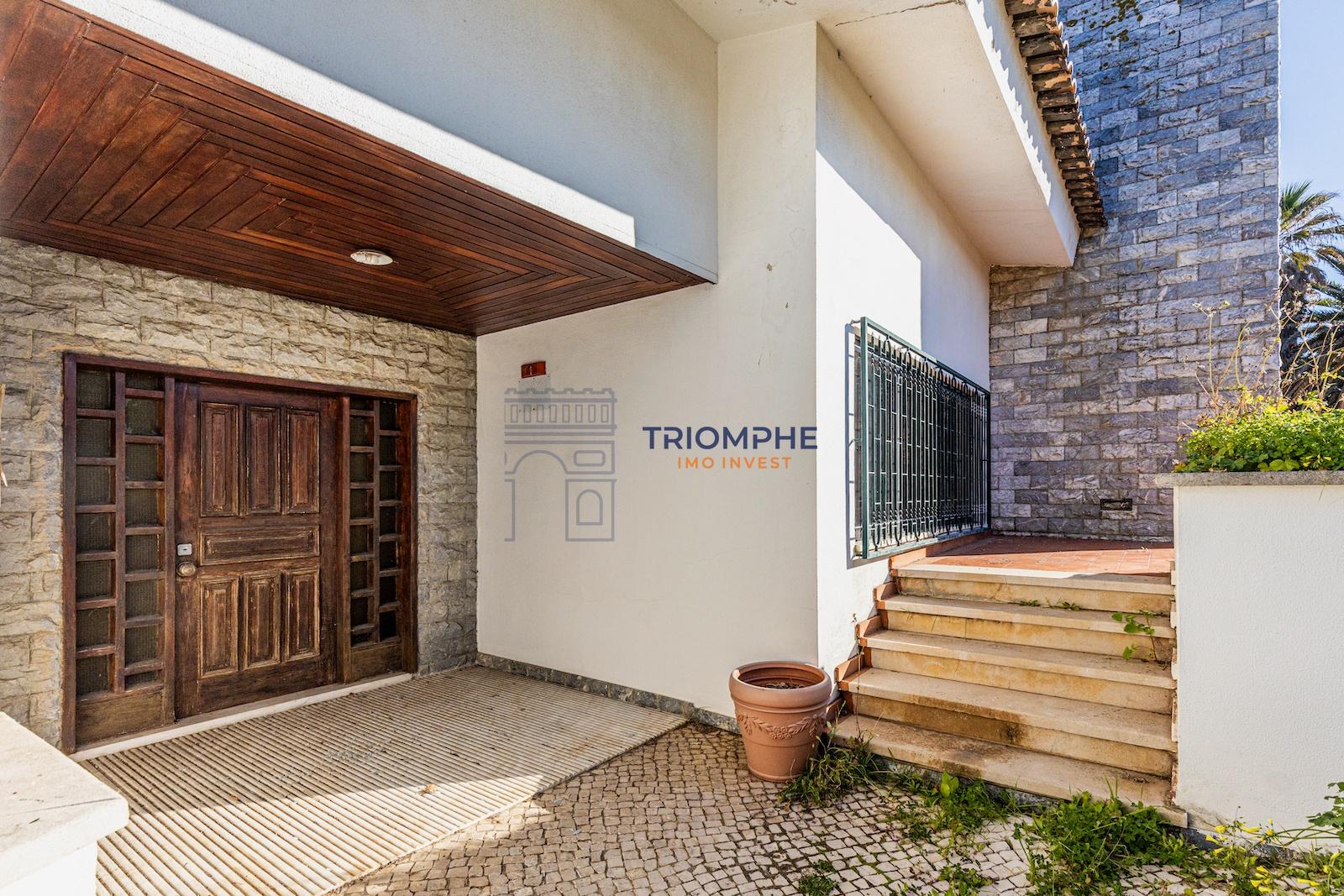 Moradia Independente Com Piscina - Parede