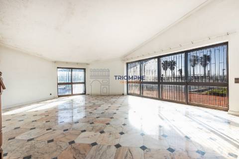 Moradia Independente Com Piscina - Parede